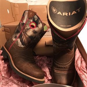 Ariat Fatbaby cowgirl mossy oak camo boots